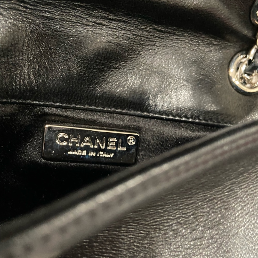 Rare and Limited Edition🔥🔥 Chanel diamond Quils - Picture 6 of 13